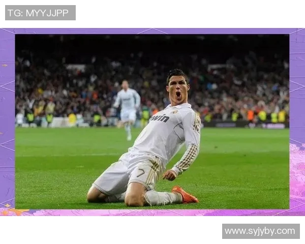 足球明星场边瞬间的精彩表情与情感交织的真实写照